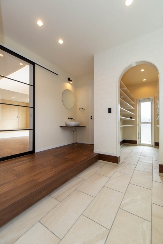 サンアイ住宅のウォークスルータイプのシューズクローク