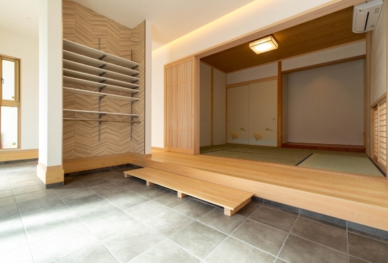 サンアイ住宅の土間と化粧柱がある本格和室