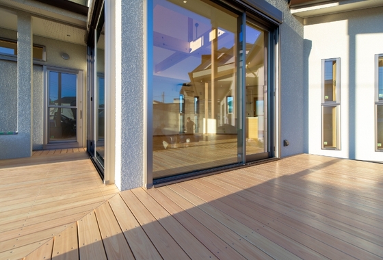 サンアイ住宅の無垢材を使用したウッドデッキ