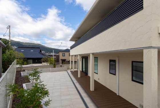 サンアイ住宅のタイル貼りのテラス